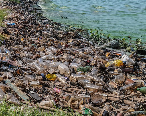 Photo: Contaminacion del Lago de Maracaibo by Wilfredor is licensed by CC BY-SA 3.0